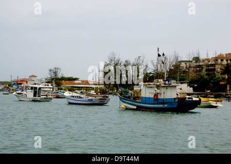 Les bateaux de pêche et belle resort de Cabo Frio, Brésil Banque D'Images