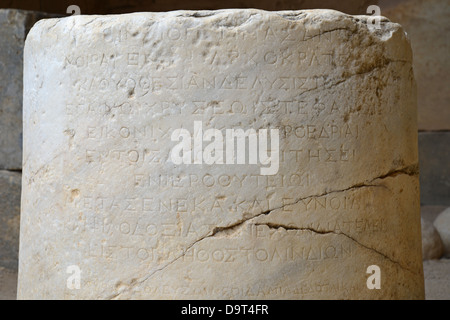 Inscription grecque sur colonne de marbre, Acropole de Lindos, Lindos, Rhodes (Rodos), du Dodécanèse, Grèce, région sud de la Mer Egée Banque D'Images