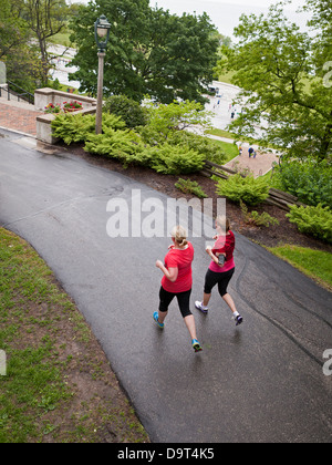 Les coureurs participent à la Roche et seul 1/2 Marathon à Milwaukee, Wisconsin. Banque D'Images