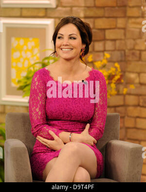 Toronto, Canada. Le 25 juin 2013. L'actrice canadienne Erica Durance apparitions sur les ondes de CTV le Marilyn Denis Show la promotion de la saison deux de sauver l'espoir, un drame médical surnaturelle qui a fait ses débuts sur le CTV (Canada) et NBC (US) réseaux. Credit : EXImages/Alamy Live News Banque D'Images