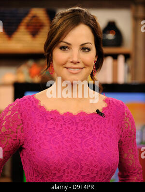 Toronto, Canada. Le 25 juin 2013. L'actrice canadienne Erica Durance apparitions sur les ondes de CTV le Marilyn Denis Show la promotion de la saison deux de sauver l'espoir, un drame médical surnaturelle qui a fait ses débuts sur le CTV (Canada) et NBC (US) réseaux. Credit : EXImages/Alamy Live News Banque D'Images