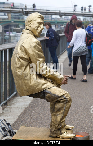Artiste de rue, couverts en or dans les rues de Londres, Angleterre Banque D'Images