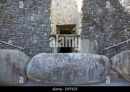 La pierre d'entrée avec l'art mégalithique de Newgrange passage tombe. Brú na Bóinne. Le comté de Meath, Irlande Banque D'Images