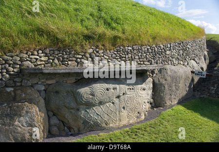 Pierre avec l'art mégalithique de Newgrange passage tombe. Brú na Bóinne. Le comté de Meath, Irlande, Europe Banque D'Images