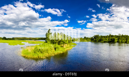 Petite Île sur le lac le dimanche Banque D'Images