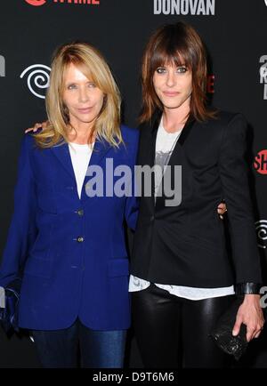 Rosanna Arquette, Katherine Moennig aux arrivées de RAY DONOVAN Series Premiere sur Showtime, Directors Guild of America (DGA) Theatre, Los Angeles, CA, 25 juin 2013. Photo par : Dee Cercone/Everett Collection Banque D'Images