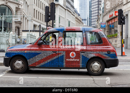 Londres Hackney Cab parrainé par Vodafone London England Banque D'Images