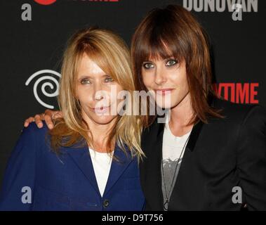 Rosanna Arquette, Katherine Moennig aux arrivées de RAY DONOVAN Series Premiere sur Showtime, Directors Guild of America (DGA) Theatre, Los Angeles, CA, 25 juin 2013. Photo par : Emiley Schweich/Everett Collection Banque D'Images