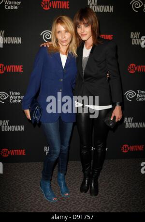 Rosanna Arquette, Katherine Moennig aux arrivées de RAY DONOVAN Series Premiere sur Showtime, Directors Guild of America (DGA) Theatre, Los Angeles, CA, 25 juin 2013. Photo par : Emiley Schweich/Everett Collection Banque D'Images