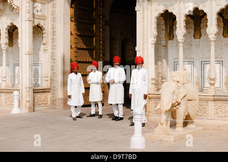 Gardes en costume traditionnel au City Palace et musée à Jaipur, Inde. Banque D'Images