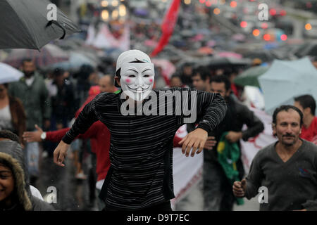 Sao Paulo, Brésil, le 25 juin 2013. Mars arrive à Joao Dias Bridge, au sud de Sao Paulo, Brésil, l'arrêt de la circulation dans la région le 25 juin 2013. La manifestation vise à maintenir la visibilité de l'ordre du jour des mouvements populaires de la gauche et de porter les travailleurs aux thèmes. Dpa : Crédit photo alliance/Alamy Live News Banque D'Images