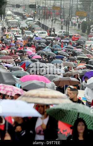 Sao Paulo, Brésil, le 25 juin 2013. Mars arrive à Joao Dias Bridge, au sud de Sao Paulo, Brésil, l'arrêt de la circulation dans la région le 25 juin 2013. La manifestation vise à maintenir la visibilité de l'ordre du jour des mouvements populaires de la gauche et de porter les travailleurs aux thèmes. Dpa : Crédit photo alliance/Alamy Live News Banque D'Images