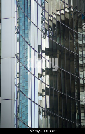 La réflexion dans le vitrage de l'Édifice Willis au 51 rue de la chaux dans la ville de Londres en face d'assurance Lloyds Banque D'Images