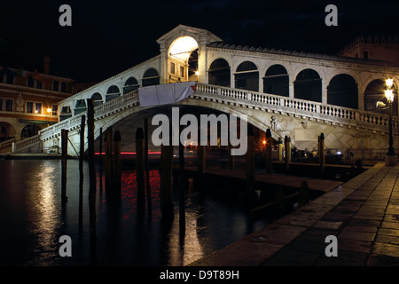 Photo de nuit du célèbre Pont du Rialto à Venise, l'Italie s'étend sur le Grand Canal. Banque D'Images