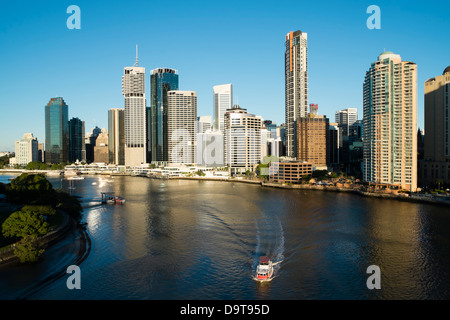 Tôt le matin, l'horizon de quartier central des affaires de Brisbane dans le Queensland en Australie Banque D'Images