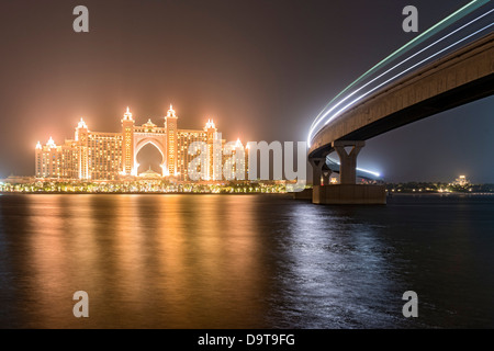 Vue de l'Atlantis Palm hôtel de luxe et de monorail sur l'île artificielle Palm Jumeirah à Dubai Emirats Arabes Unis Banque D'Images