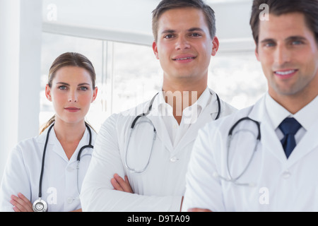 Trois smiling doctors avec des blouses de laboratoire Banque D'Images