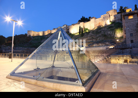 Pyramide de verre à l'amphithéâtre romain ruine en Malaga, Espagne Banque D'Images