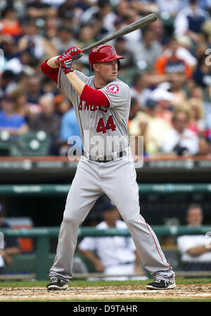 Detroit, Michigan, USA. Le 25 juin 2013. Le voltigeur des Angels de Los Angeles Mark Trumbo (44) à la batte dans la deuxième manche du jeu entre l'action MLB Los Angeles Angels et les Tigers de Detroit à Comerica Park à Detroit, Michigan. Les Anges défait les Tigers 14-8. Credit : Cal Sport Media/Alamy Live News Banque D'Images