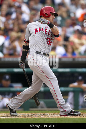 Detroit, Michigan, USA. Le 25 juin 2013. Le voltigeur des Angels de Los Angeles Josh Hamilton (32) à la batte dans la deuxième manche du jeu entre l'action MLB Los Angeles Angels et les Tigers de Detroit à Comerica Park à Detroit, Michigan. Les Anges défait les Tigers 14-8. Credit : Cal Sport Media/Alamy Live News Banque D'Images