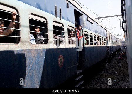 Un train de voyageurs en Inde Banque D'Images