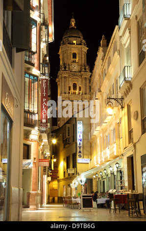 Rue de la ville de Malaga, Andalousie Espagne la nuit Banque D'Images