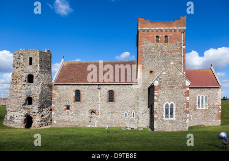 Le Pharos et église St Mary à Castro, Dover Banque D'Images