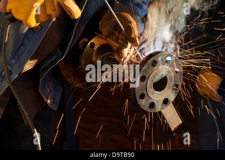 Sur les oléoducs de soudeur dans une usine Banque D'Images