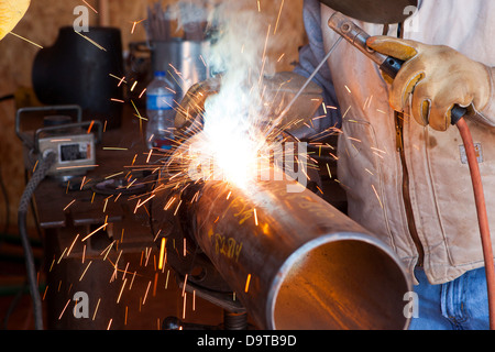 Sur les oléoducs de soudeur dans une usine Banque D'Images