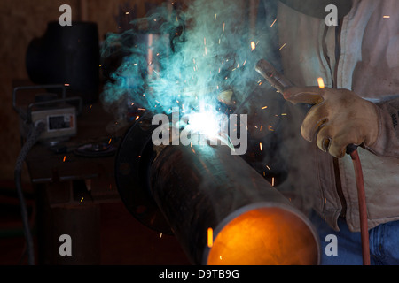 Sur les oléoducs de soudeur dans une usine Banque D'Images