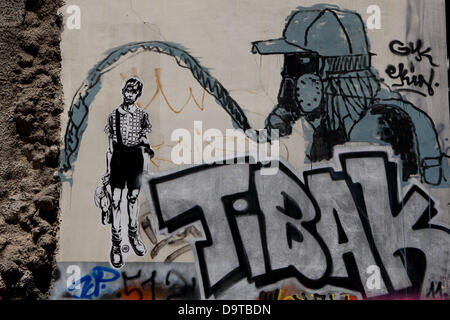 Athènes, Grèce. Le 26 juin 2013. La crise économique grecque inspire les artistes graffiti qui expriment leurs pensées sur le mur d'Athènes. Credit : ZUMA Press, Inc./Alamy Live News Banque D'Images