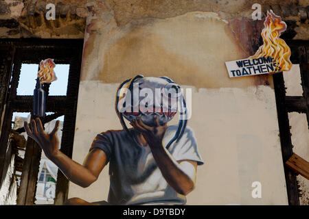 Athènes, Grèce. Le 26 juin 2013. La crise économique grecque inspire les artistes graffiti qui expriment leurs pensées sur le mur d'Athènes. Credit : ZUMA Press, Inc./Alamy Live News Banque D'Images