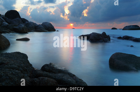 Au coucher du soleil spectaculaire plage rocheuse, tanjung pandan, belitung, Indonésie. longue exposition shot Banque D'Images