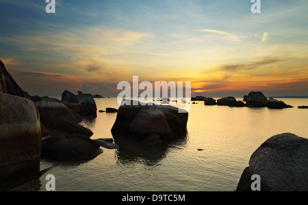 Lever de soleil spectaculaire dans Rocky beach Banque D'Images