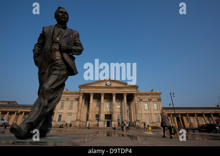 Statue de Harold Wilson à l'extérieur de la gare de Huddersfield, St Georges Square, Huddersfield. Banque D'Images