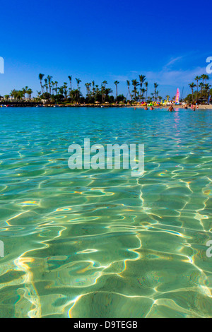 Les eaux magnifiques de la plage Anfi à Gran Canaria Banque D'Images