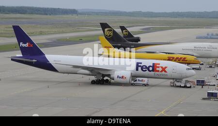 Avions de l'air Les entreprises de fret FedEx, DHL et UPS sont représentés à l'aéroport de Cologne Bonn à Cologne, Allemagne, 24 juin 2013. Photo : HORST GALUSCHKA Banque D'Images