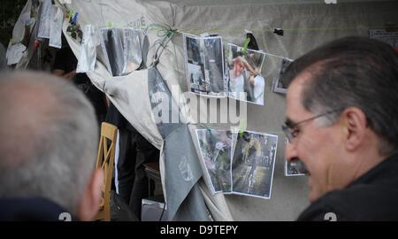 Les manifestants turcs s'asseoir en face de la tente à l'occuper Gezi Kottbusser Tor à Berlin, Allemagne, 16 juin 2013. Plan de manifestants un sit-in devant l'ambassade turque à Berlin afin de soutenir le mouvement de protestation à Istanbul. Photo : OLIVER MEHLIS Banque D'Images