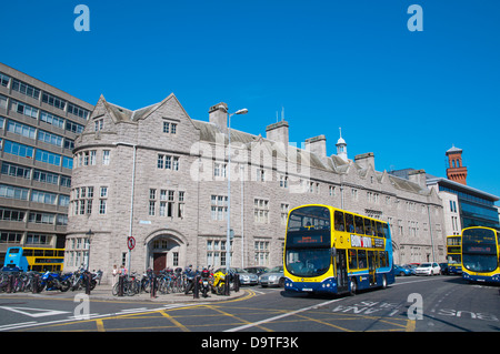 La circulation en face de Pearse Street Garda Police Station (1910) centre de Dublin Irlande Europe Banque D'Images