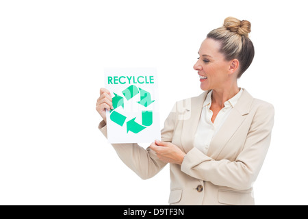 Businesswoman looking at logo de recyclage sur papier Banque D'Images