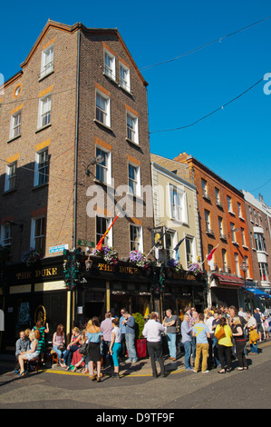 Les gens debout à l'extérieur du pub Duke Duke Street centre de Dublin Irlande Europe Banque D'Images