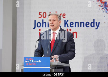 Berlin, Allemagne. 26 juin 2013. 50e anniversaire de la le discours de l'ancien président américain John F. Kennedy, en face de l'hôtel de ville de Schönberg , qui a pris fin avec la célèbre phrase "Je suis un Berliner.' sont célébrés à Schönberg de ville à Berlin. / L'ont participé M. Egon Bahr, citoyen d'honneur de Berlin et ancien président de la maire Willy Brandt, Klaus Wowereit (SPD), Maire de Berlin, Thomas J. Putnam, directeur de la John F. Kennedy Presidential Library and Museum à Boston, et le S.E. Philip D. Crédit : Reynaldo Chaib Paganelli/Alamy Live News Banque D'Images