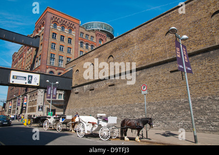 Calèches en attente devant l'Entrepôt Guinness et St James Brewery Dublin Irlande Europe Banque D'Images