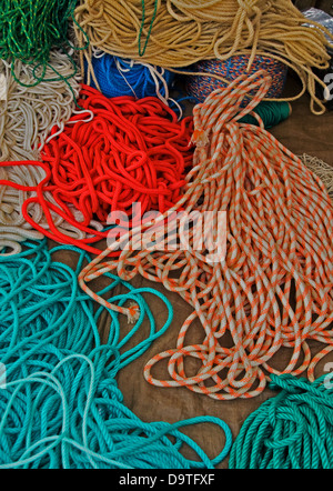 Photo de corde de couleur en vente sur le marché hebdomadaire de Barcelos, Portugal Banque D'Images