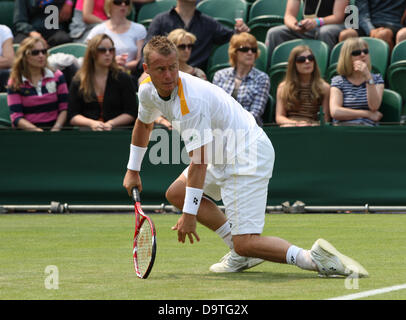 Wimbledon, Londres, Angleterre, Royaume-Uni. 26 juin 2013. Le troisième jour des championnats de tennis de Wimbledon 2013 tenue à l'All England Lawn Tennis et croquet Club, Londres, Angleterre, Royaume-Uni. Lleyton Hewitt (AUS) contre Dustin Brown (GER) : Action de Crédit Plus Sport Images/Alamy Live News Banque D'Images