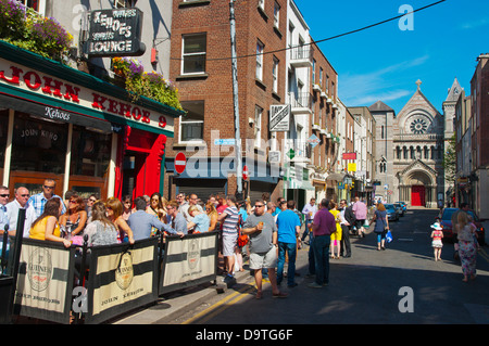 Les gens de l'extérieur d'un pub le long de Anne Street South centre de Dublin Irlande Europe Banque D'Images