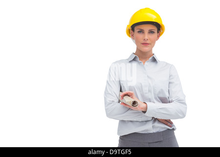 Femme architecte avec casque jaune et plan enroulé Banque D'Images