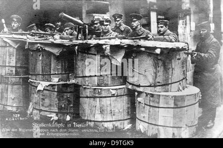 Révolution allemande 1918/1919: Des barricades des troupes gouvernementales faites de balles de journaux sont photographiées dans le quartier des journaux de Berlin, en Allemagne, début janvier 1919. Fotoarchiv für Zeitgeschichte Banque D'Images