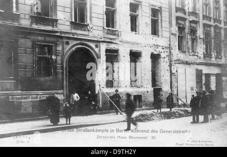 Révolution allemande 1918/1919: Vue de la maison partiellement détruite à Blumenstrasse 35 près de Frankfurter Allee (aujourd'hui: Karl-Marx-Strasse) à berlin, en Allemagne, pendant les combats de rue de la Märzkämpfe (les combats de monarque - les combats qui ont suivi des manifestations nationales de travailleurs pour la cause révolutionnaire) en 1919. Fotoarchiv für Zeitgeschichte Banque D'Images