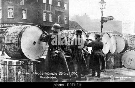 Révolution allemande 1918/1919: Des barricades sont photographiées au parc Am Köllnischen à Berlin, Allemagne, en mars 1919. Fotoarchiv für Zeitgeschichte Banque D'Images